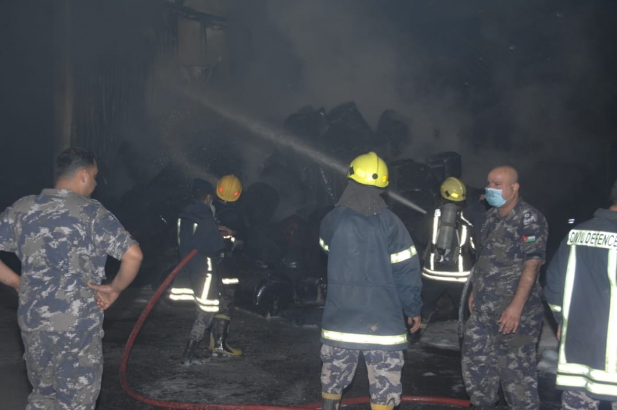 الدفاع المدني يخمد حريق مصنع الإسفنج في منطقة جسر النعيمة بمحافظة اربد... صور