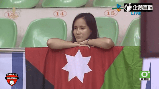  تايوانية تشجع المنتخب الاردني لكرة السلة