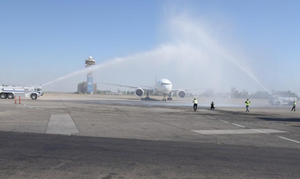 طائرة الإمارات المميزة تهبط في مطار بغداد إحتفالاً بثورة تموز