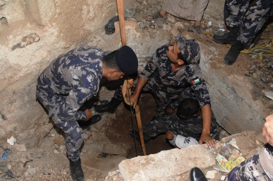 إنقاذ حصان سقط داخل حفرة في محافظة اربد... صور