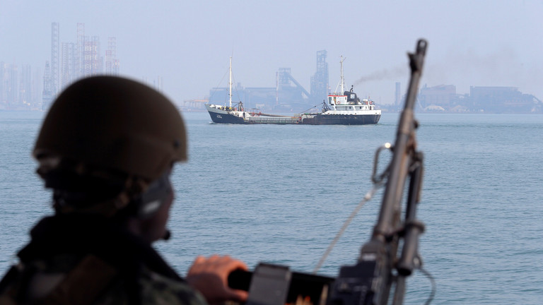 السلطات الأمريكية تحذر السفن التي تعبر مضيق هرمز