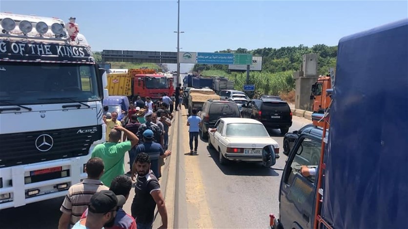 لبنان: سائقو شاحنات نقل البحص قطعوا طريق المنية العبدة