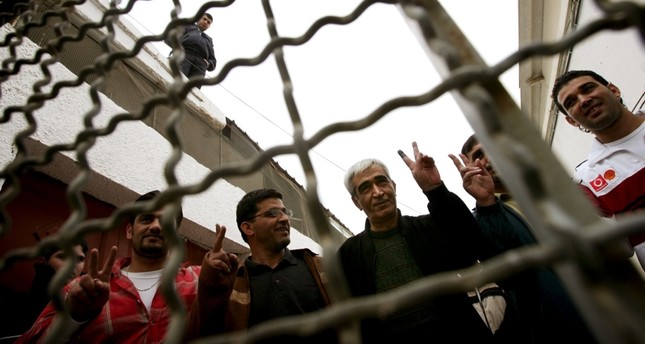 19 معتقلاً فلسطينياً في السجون الإسرائيلية يشرعون في إضراب عن الطعام