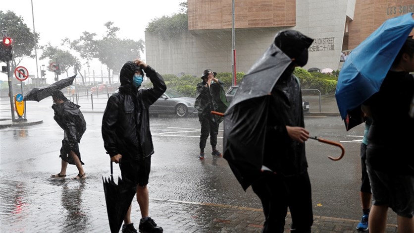 هونغ كونغ تتأهب لإعصار والمدارس والأسواق المالية تغلق أبوابها