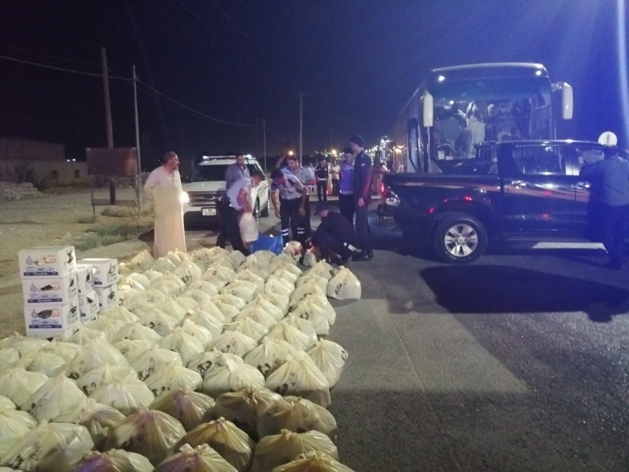 الدوريات الخارجية توزع وجبات الطعام على الحجاج المصريين