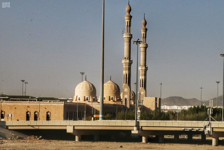مسجد نَمِرَة عَلم مهم وبارز بمشعر عرفات..صور