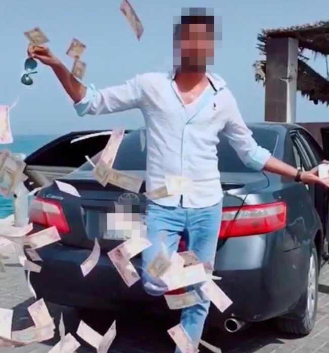 شرطة دبي تقبض على شاب يرمي الأوراق النقدية بقصد التفاخر... تفاصيل