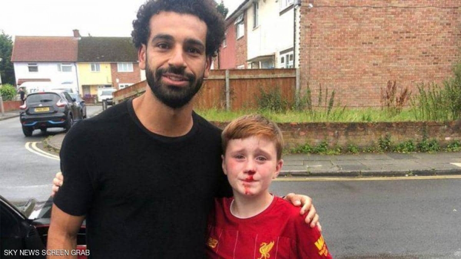 محمد صلاح الإنسان مع الطفل النازف..... تفاصيل أكثر