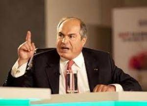 رئيس الوزراء الاسبق الملقي يقاضي ناشط اساء له على مواقع التواصل