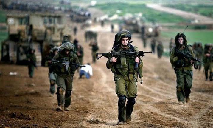 إصابة عشرات الفلسطينيين بالاختناق باقتحام قوات الاحتلال الاسرائيلي بيت امر شمال الخليل