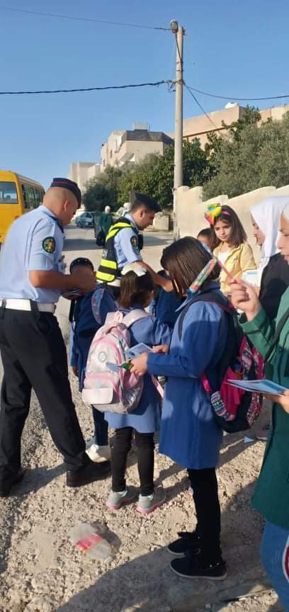 المعهد المروري يطلق حملة توعوية مرورية مع بدء العام الدراسي في الكرك.. صور