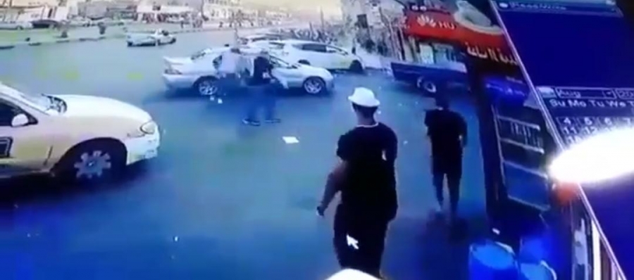 لحظة طعن شخصين داخل مركبة في الزرقاء.... فيديو