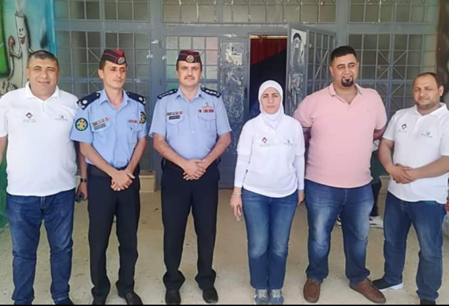 توزيع حقائب مدرسية على الطلبة في معان