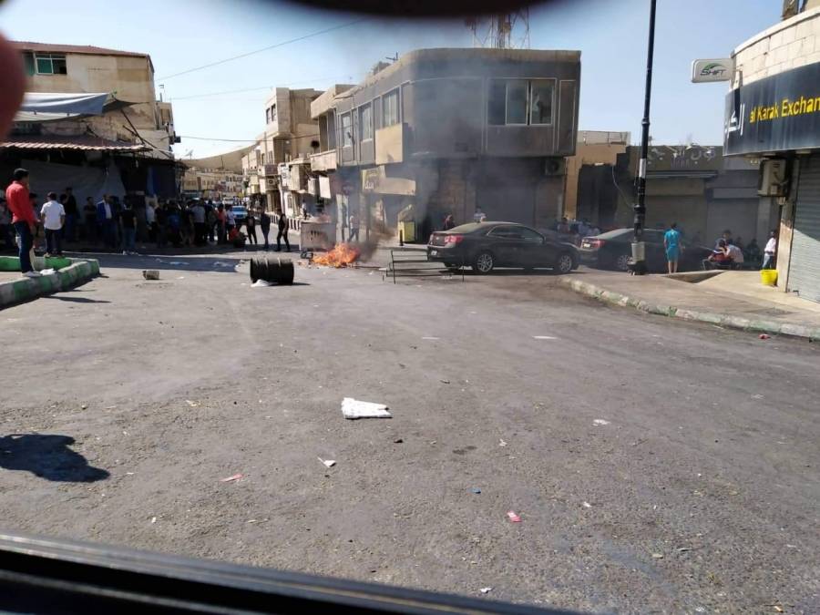 محتجون يحرقون حاويات في الكرك احتجاجا على نقل المجمع