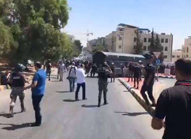 الغاز المسيل لمنع اعتصام المعلمين