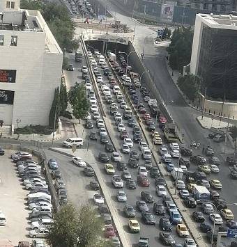 عشرات المرضى عالقون بشوارع عمّان