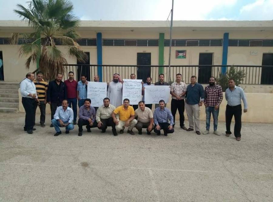 المعلمون يضربون عن العمل والمدارس خالية!
