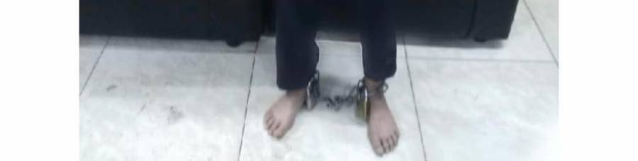 عاجل.. القبض على اب قام بتكبيل ابنه بجنازير في الزرقاء