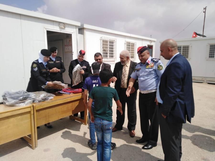 الدوريات الخارجية توزع الحقائب المدرسة على  طلاب وطالبات مدرسة زرقاء ماعين