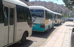 سائقو باصات خط كفرنجة عجلون يعتصمون أمام المحافظة