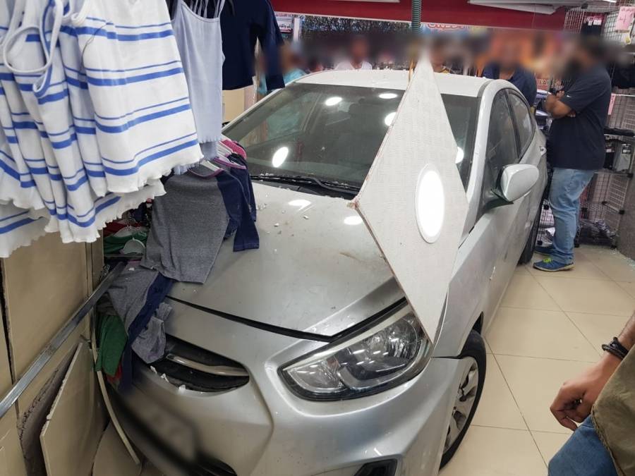 مركبة تقتحم محلاً تجارياً في اربد... صور