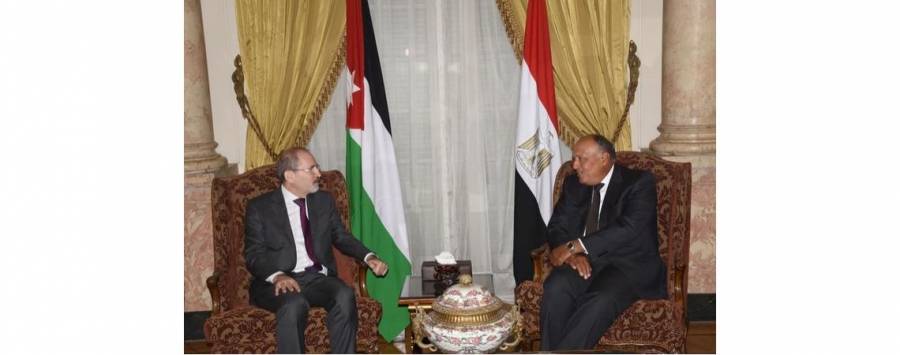 وزير الخارجية يبحث مع نظيره المصري سبل الارتقاء بالعلاقات الثنائية بين البلدين