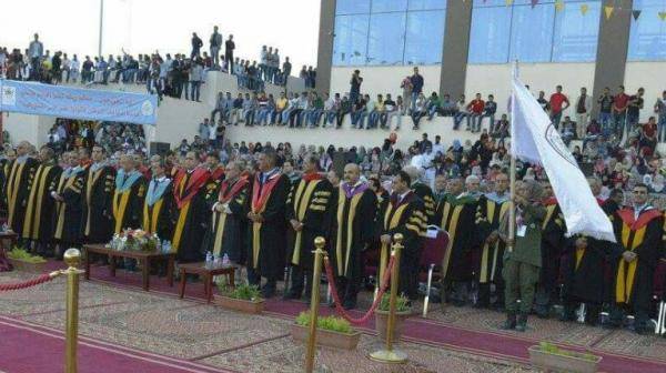 أم تتسلم شهادة ابنها الفقيد في تخريج  جامعة  الطفيلة... مشهد مؤثر