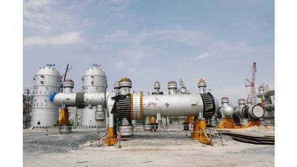 النفط يغلق منخفضا وينهي الأسبوع على خسائر