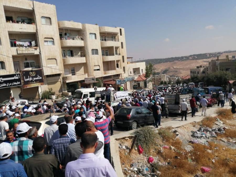 مسيرة حاشدة للمعلمين في الكرك