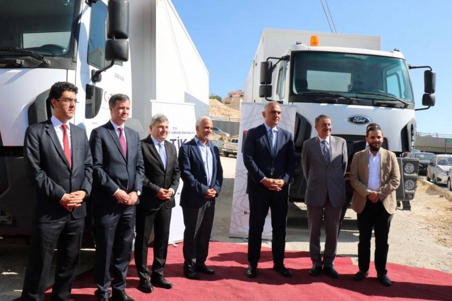 تبرع تركي بثلاث شاحنات للهيئة الخيرية الأردنية الهاشمية.. صور