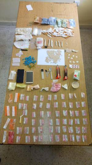 القبض على شخصين بحوزتهما كمية من المخدرات في الزرقاء