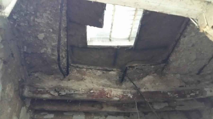 سقوط سقف منزل يهدد بتشرد أسرة بدير علا