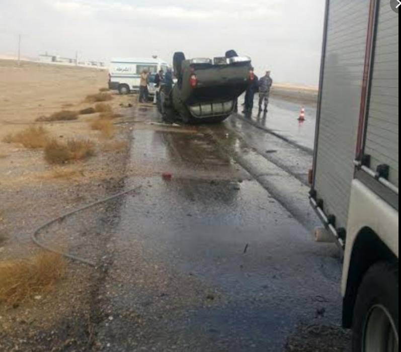 إصابة  شخص إثر حادث تدهور تريلا على الطريق الصحراوي