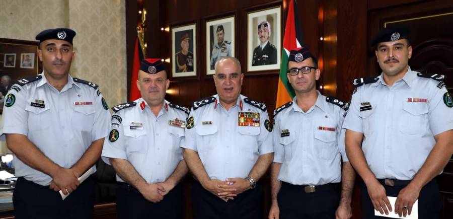 البزايعه:  يكرم عدداً من مرتبات الدفاع المدني تقديراً لأمانتهم