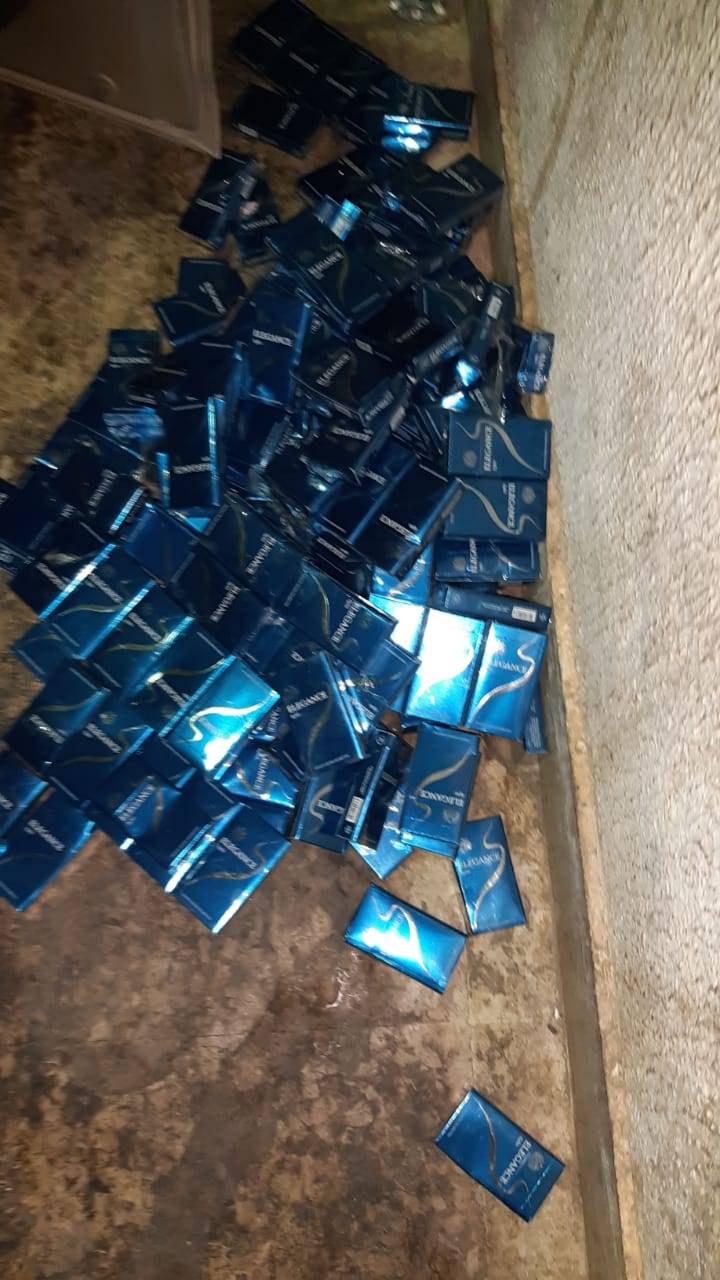 شاهد بالصور  تهريب الدخان عبر معبر جابر