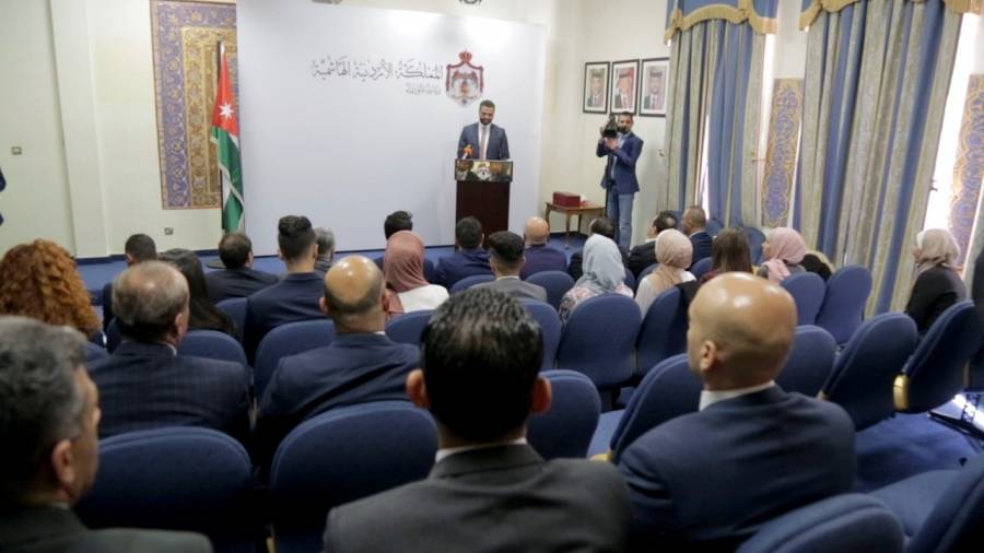 تخريج طلبة متدربين في رئاسة الوزراء... صور