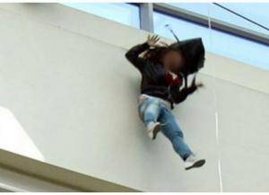 التحقيق في ملابسات وفاة فتاة عشرينية سقطت من الطابق الثالث في احد أحياء العاصمة