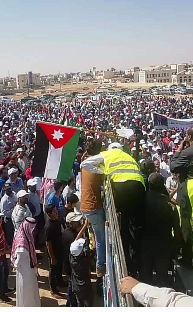 شاهد بالصور أعتصام المعلمين أمام مجمع النقابات المهنية في محافظة المفرق... صور