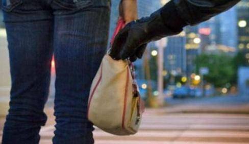 القبض على متورطين بسرقة حقائب سيدات ومركبات