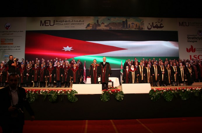 جامعة الشرق الأوسط تحتفي بتخريج فوج عمان للفصلين الثاني والصيفي... صور