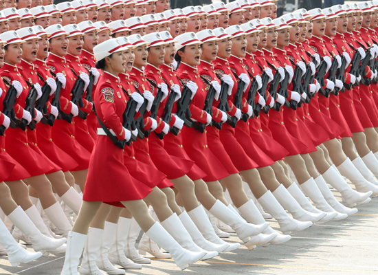 بالصور : عرض عسكري بذكرى قيام الصين...بمشاركة 15 ألف عسكري