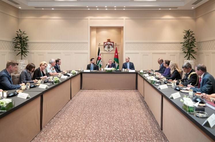 الملك يلتقي وفداً من أعضاء مجلس النواب الأميركي..