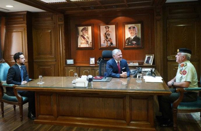 الملك يزور القيادة العامة للقوات المسلحة