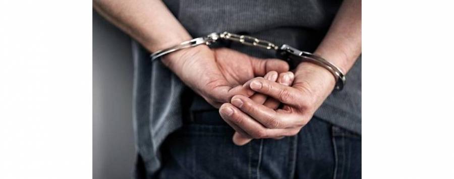 توقيف ثلاثة أشخاص بينهم موظف ضريبة قبض رشوة 3500 دينار