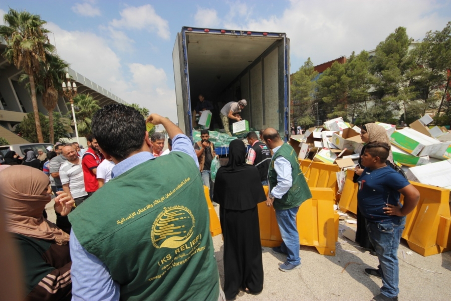 مركز الملك سلمان للإغاثة يوزع الحقائب المدرسية على أبناء اللاجئين السوريين في  محافظة اربد الأردنية