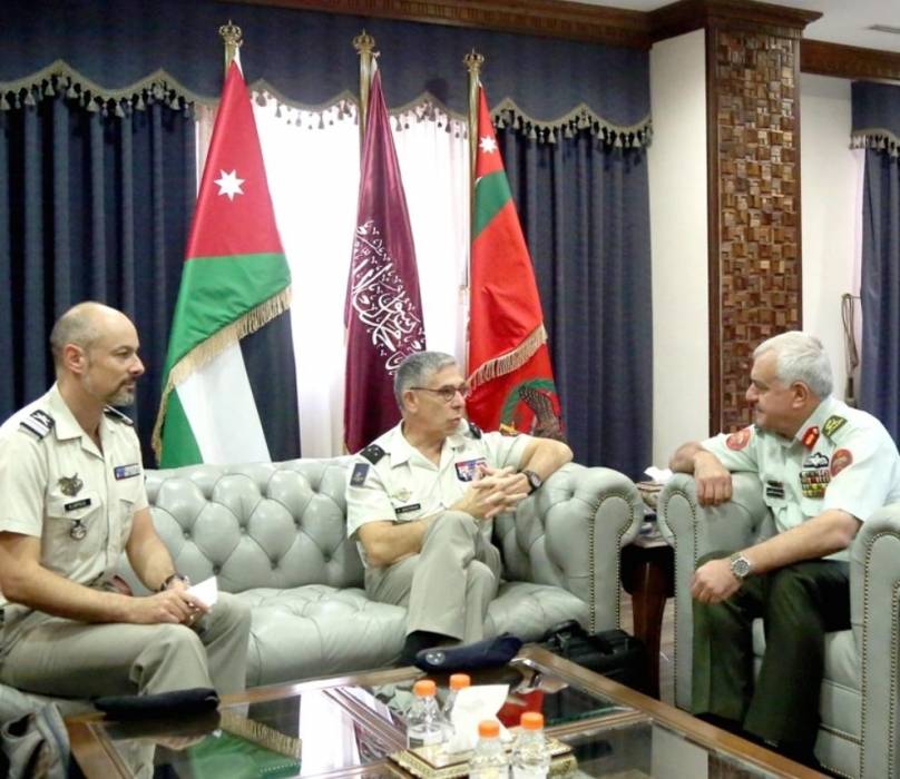 رئيس هيئة الأركان المشتركة يستقبل مدير العلاقات الدولية والاستراتيجية الفرنسية