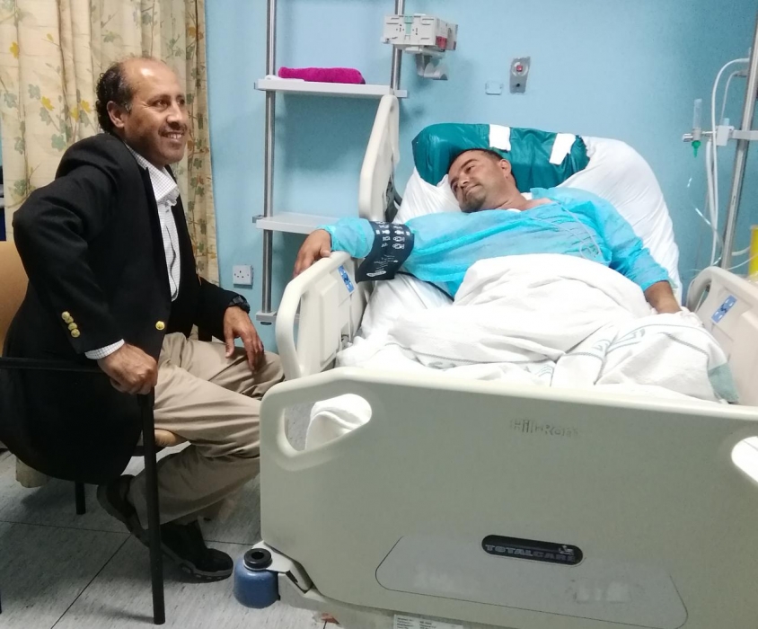ناجي الدبوبي  على سرير الشفاء في مركز القلب بمدينة الحسين الطبية.