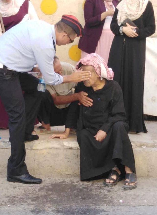 شاهد بالصور ماذا فعل الملازم محمد الجهماني برجل كبير السن