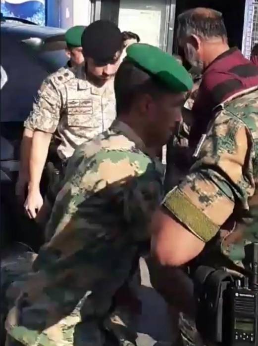 شاهد بالفيديو .. ولي العهد الامير الحسين يوقف موكبه للمساعدة في انقاذ شاب دُهس بمنطقة ساكب في جرش