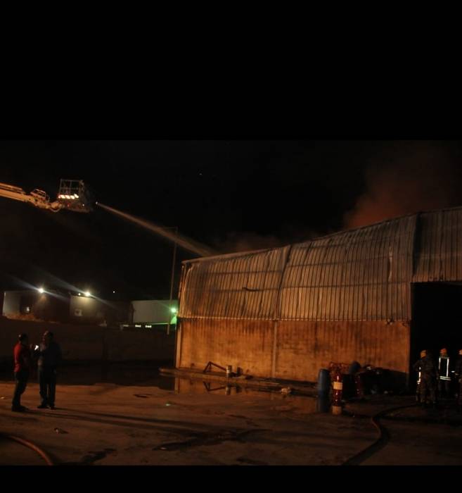 عاجل.. الدفاع المدني يخمد حريق هنجر للإسفنج ومواد التنظيف بمنطقة الموقر... صور